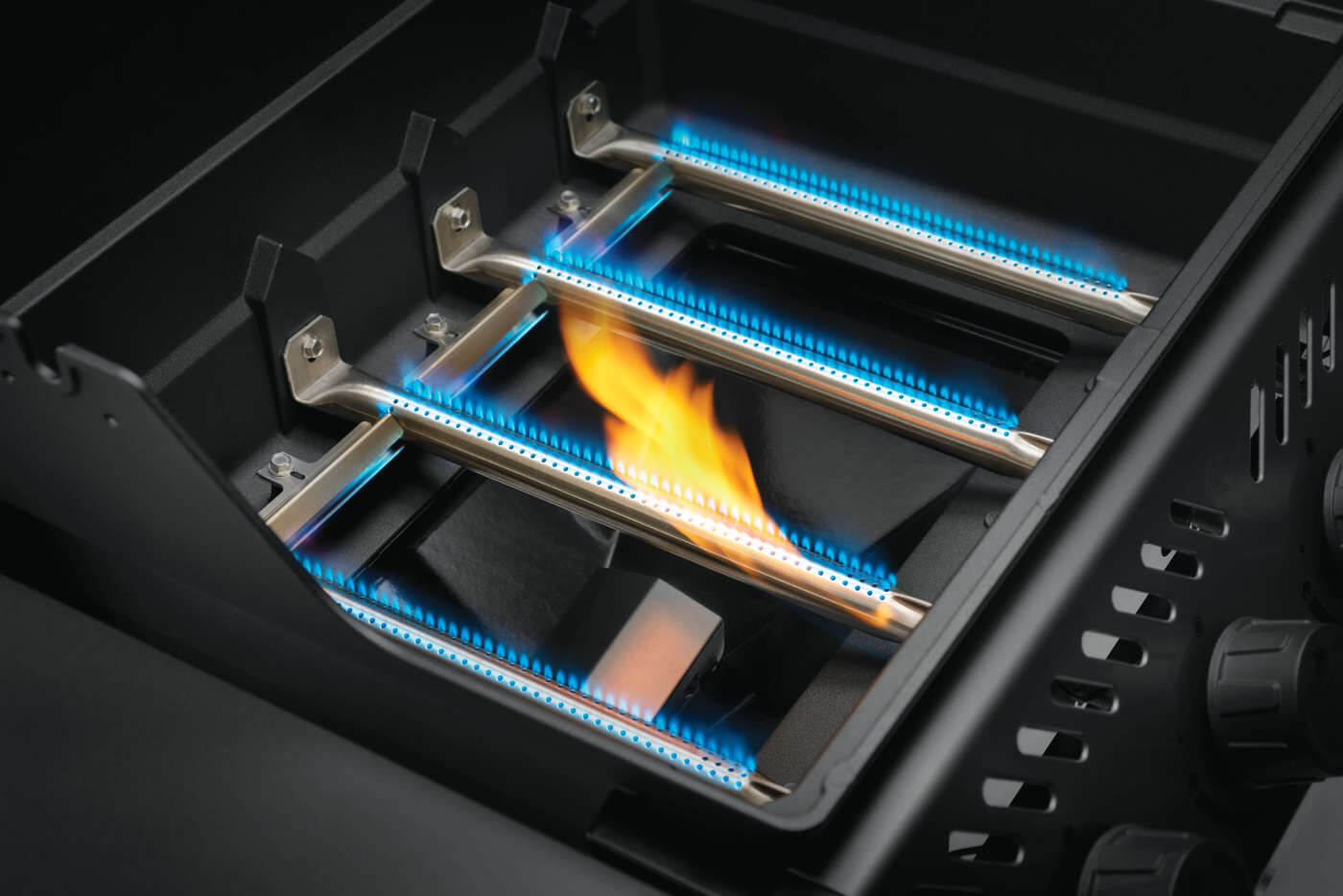 F425SIBPGT-DE-Web-Gallery-10-Freestyle-Sear-Details-Empty-Burners-On-Jet-Fire__Cmyk_Final